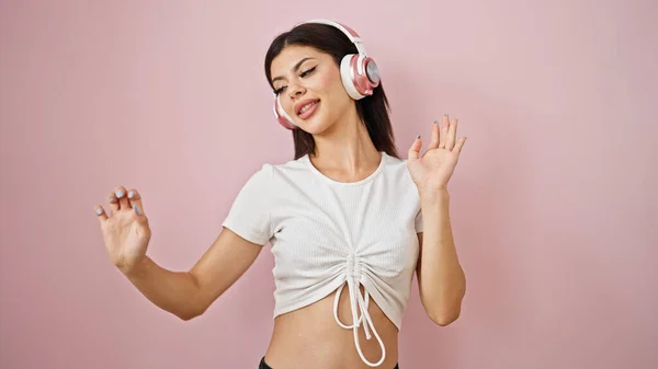 Junge Kaukasische Frau Hört Musik Und Tanzt Vor Isoliertem Rosa — Stockfoto