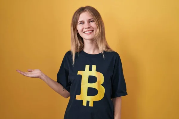 Mujer Rubia Caucásica Vistiendo Camiseta Bitcoin Sonriendo Alegre Presentando Señalando —  Fotos de Stock