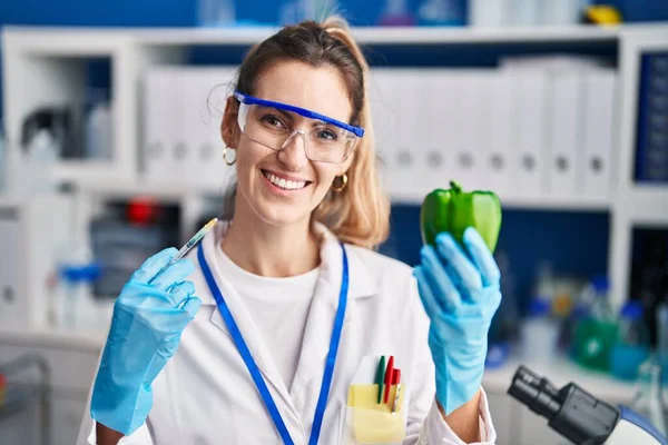 Молода Іспаномовна Жінка Працює Науковій Лабораторії Овочами Посміхаючись Щасливою Прохолодною — стокове фото