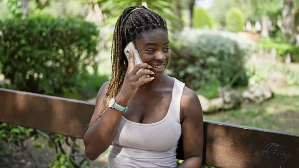 Mujer Afroamericana Sonriendo Confiada Hablando Smartphone Parque — Foto de Stock