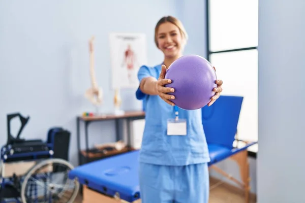 Молодая Латиноамериканка Физиотерапевт Растягивает Руки Помощью Мяча Реабилитационной Клинике — стоковое фото