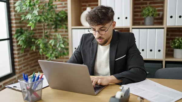オフィスでノートパソコンを使って仕事をしてる若いアラブ人のサラリーマン — ストック写真