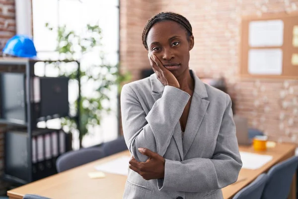 Mujer Afroamericana Oficina Pensando Que Parece Cansada Aburrida Con Problemas —  Fotos de Stock
