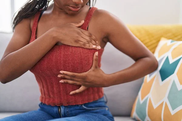Afrika Kökenli Amerikalı Bir Kadın Evdeki Koltukta Elleriyle Göğüslerini Muayene — Stok fotoğraf