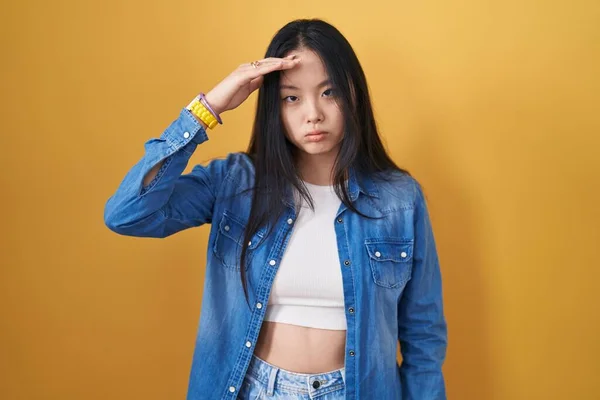 Jonge Aziatische Vrouw Die Gele Achtergrond Bezorgd Gestrest Een Probleem — Stockfoto