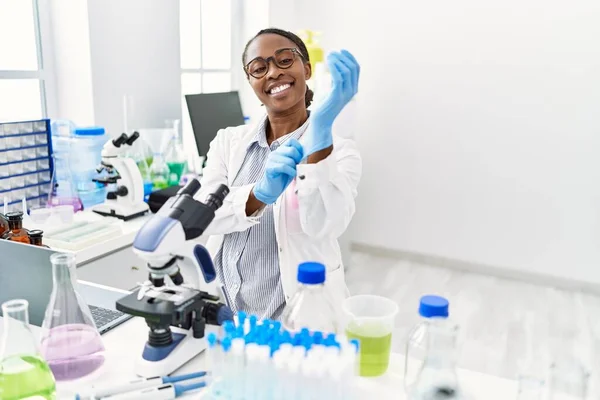 Afričanky Americká Žena Vědec Usmívá Sebevědomě Nosit Rukavice Laboratoři — Stock fotografie