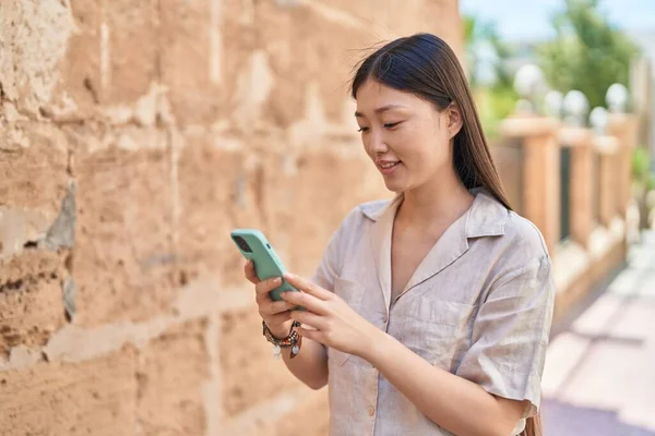 Mujer China Sonriendo Confiada Usando Teléfono Inteligente Calle — Foto de Stock