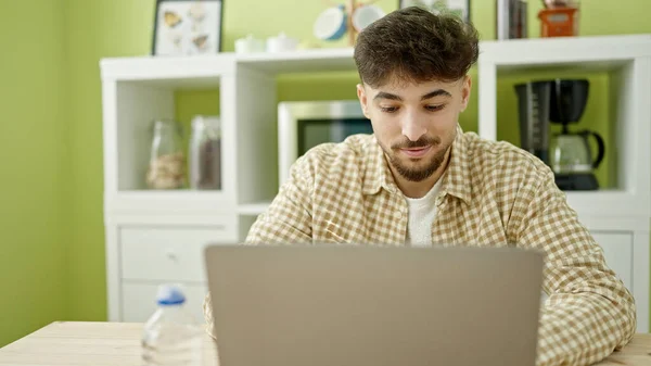 Jonge Arabier Man Met Behulp Van Laptop Zittend Tafel Thuis — Stockfoto