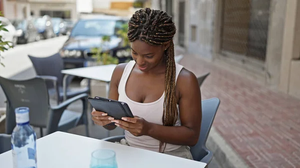 African American Γυναίκα Χρησιμοποιώντας Touchpad Κάθεται Στο Τραπέζι Στο Καφέ — Φωτογραφία Αρχείου