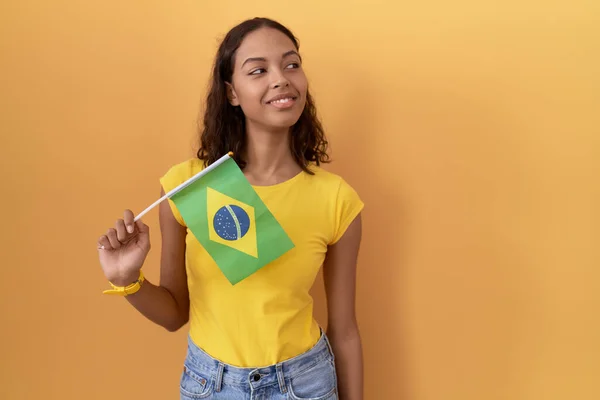 Молодая Латиноамериканка Бразильским Флагом Смотрит Сторону Улыбкой Лице Естественным Выражением — стоковое фото
