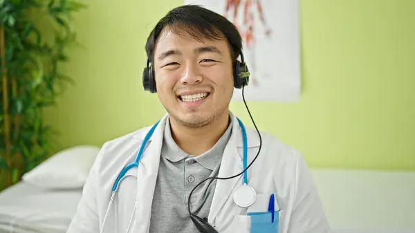 Lékař Usmívá Sebevědomě Nosit Sluchátka Klinice — Stock fotografie