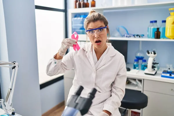Νεαρή Γυναίκα Που Εργάζεται Στο Εργαστήριο Επιστήμονας Κρατώντας Ροζ Κορδέλα — Φωτογραφία Αρχείου