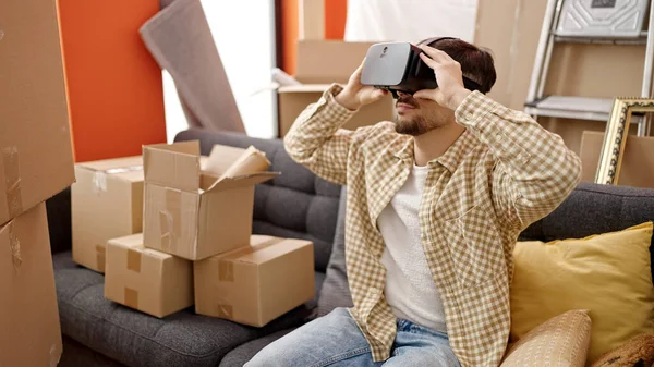 Jovem Árabe Homem Usando Óculos Realidade Virtual Nova Casa — Fotografia de Stock