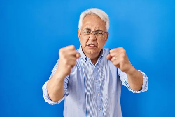 Hombre Mayor Hispano Usando Anteojos Enojados Locos Levantando Puños Frustrados —  Fotos de Stock