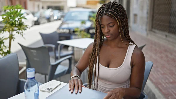 Αφροαμερικανή Γυναίκα Άνοιγμα Φορητού Υπολογιστή Κάθεται Στο Τραπέζι Στην Βεράντα — Φωτογραφία Αρχείου