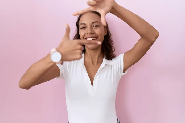 Mulher Hispânica Jovem Vestindo Camisa Branca Casual Sorrindo Fazendo Moldura — Fotografia de Stock