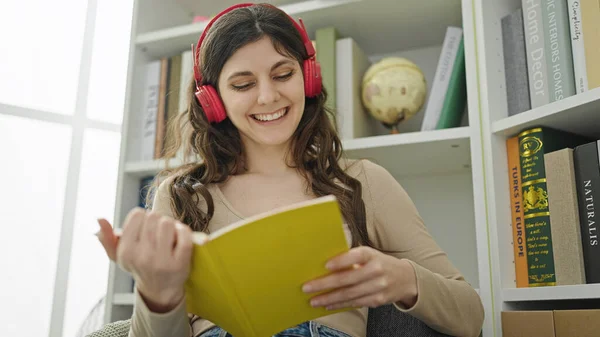 Jonge Mooie Spaanse Vrouw Student Luisteren Naar Muziek Lezen Boek — Stockfoto