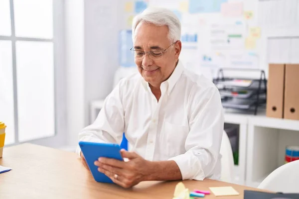 Μεσήλικας Γκριζομάλλης Επιχειρηματίας Χαμογελά Αυτοπεποίθηση Χρησιμοποιώντας Touchpad Στο Γραφείο — Φωτογραφία Αρχείου