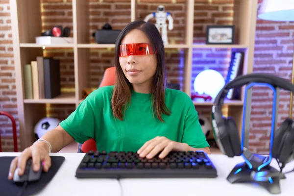 Mujer China Mediana Edad Con Gafas Realidad Virtual Mirando Hacia —  Fotos de Stock