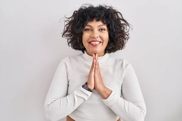 Hispanic Woman Curly Hair Standing Isolated Background Praying Hands Together — Stock Photo, Image