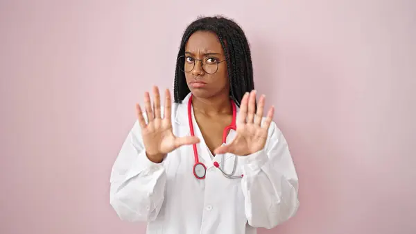 Afrikanische Ärztin Macht Wartegeste Vor Isoliertem Rosa Hintergrund — Stockfoto