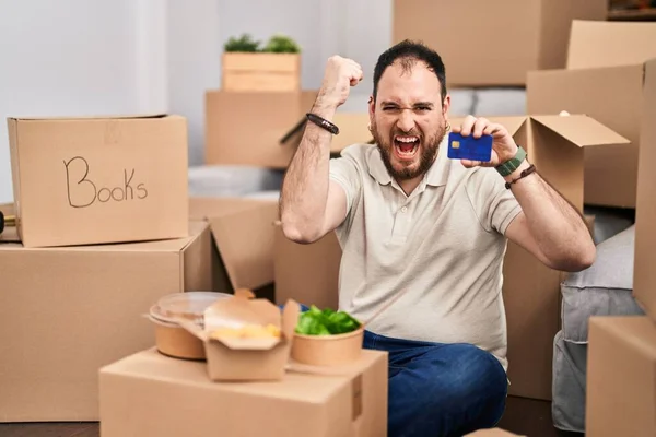 Size Hispanic Man Beard Moving New Home Holding Credit Card — Foto Stock