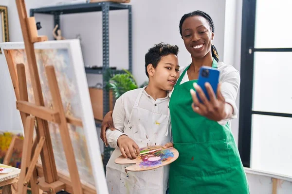 美国黑人母子艺术系学生和教师在艺术工作室用智能手机自拍 — 图库照片