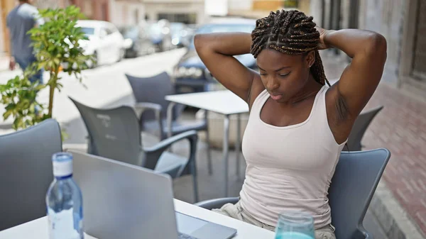Αφροαμερικανή Γυναίκα Που Χρησιμοποιεί Φορητό Υπολογιστή Χτένισμα Μαλλιών Εφίδρωση Βεράντα — Φωτογραφία Αρχείου