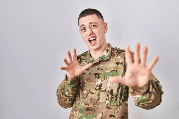 Joven Vistiendo Camuflaje Uniforme Del Ejército Asustado Aterrorizado Con Expresión —  Fotos de Stock