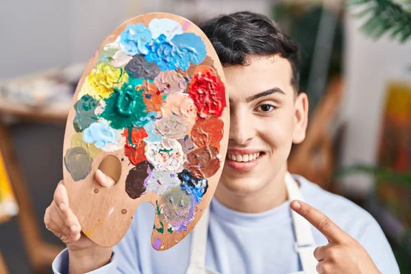 Non Binary Person Holding Palette Close Face Smiling Happy Pointing — Stock Photo, Image