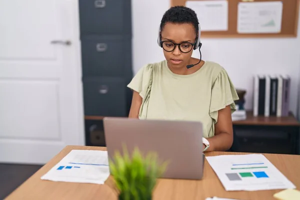 African American Woman Call Center Agent Working Office — Stock Photo, Image