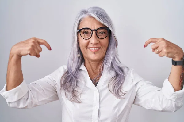 Beyaz Arka Planda Duran Gözlüklü Orta Yaşlı Bir Kadın Kendine — Stok fotoğraf