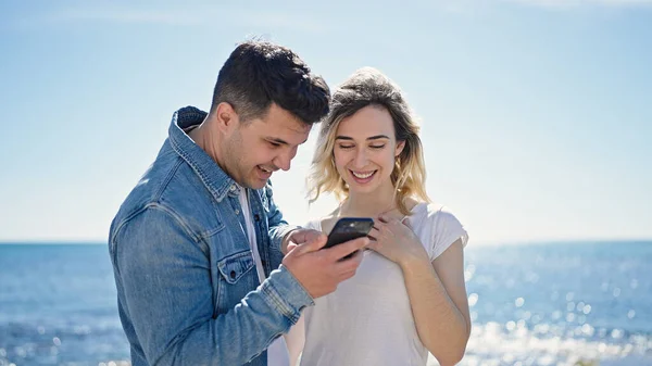 Man Woman Couple Standing Together Using Smartphone Seaside — Stock Photo, Image