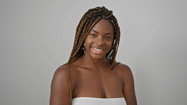 Afroamerikanerin Lächelt Selbstbewusst Vor Isoliertem Weißen Hintergrund — Stockfoto
