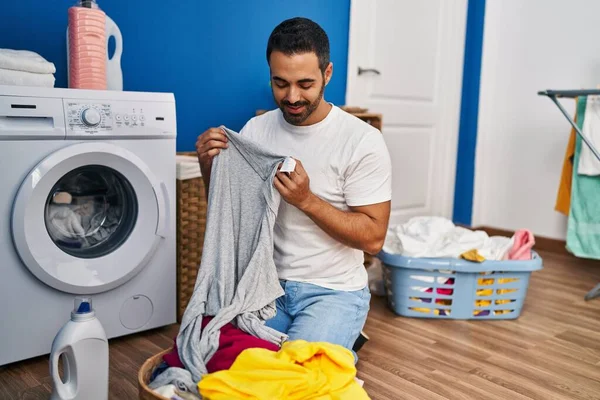 Giovane Uomo Ispanico Lavare Vestiti Cerca Etichetta Shirt Lavanderia — Foto Stock