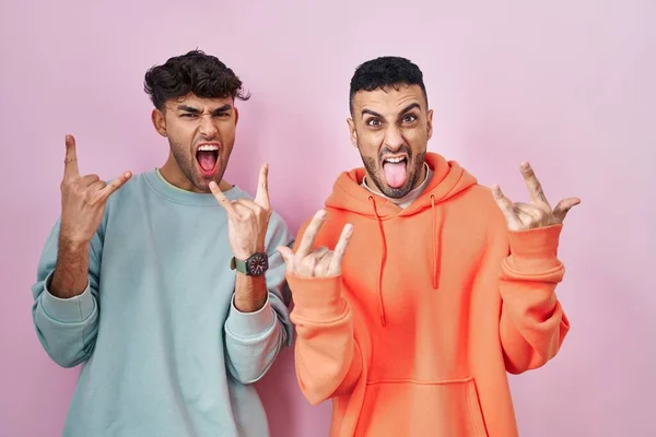 Young Hispanic Gay Couple Standing Pink Background Shouting Crazy Expression — Stock Photo, Image