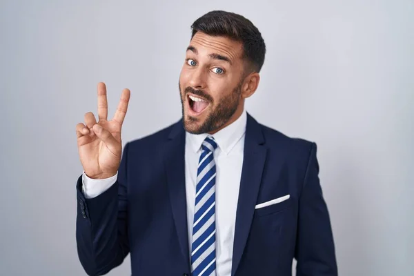 Hezký Hispánec Obleku Kravatě Usmívající Kameru Ukazující Prsty Ukazující Vítězství — Stock fotografie