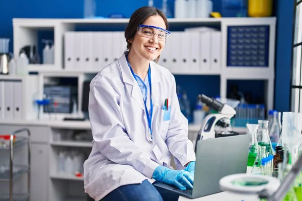 Young Woman Scientist Using Laptop Laboratory — Stockfoto
