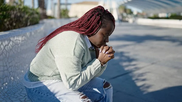 Mulher Africana Com Cabelo Trançado Parecendo Triste Sentado Banco Parque — Fotografia de Stock