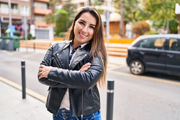 Νεαρή Όμορφη Ισπανίδα Που Στέκεται Σταυρωμένα Χέρια Στο Δρόμο — Φωτογραφία Αρχείου