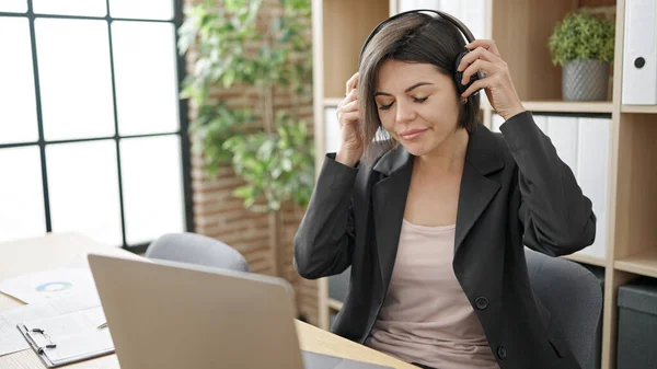 Ofiste Çalışan Genç Beyaz Kadın Adamı Dizüstü Bilgisayar Kullanıyor — Stok fotoğraf