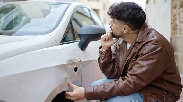 Young Arab Man Looking Crash Car Street — Stock Photo, Image