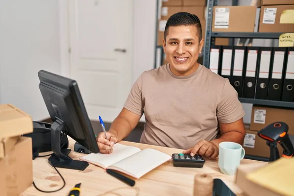 Jovem Latino Homem Ecommerce Empresário Usando Calculadora Escrita Notebook Escritório — Fotografia de Stock