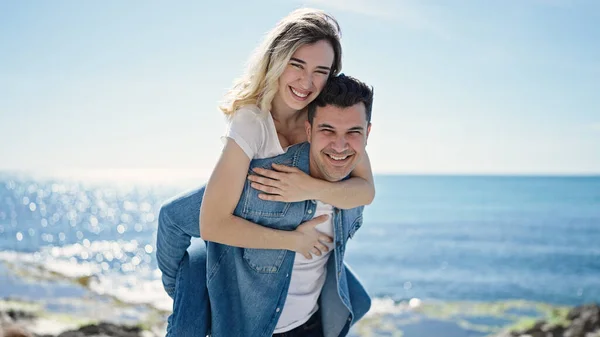 Mann Und Frau Lächeln Selbstbewusst Auf Dem Rücken Meer — Stockfoto