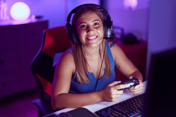 Young Beautiful Hispanic Woman Streamer Playing Video Game Using Joystick — Fotografia de Stock