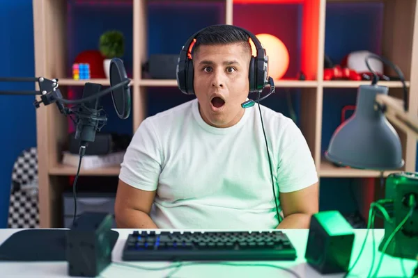 若いヒスパニック系の男はビデオゲームをしている恐怖と驚きと驚きの表情でショックを受けました 恐怖と興奮した顔 — ストック写真