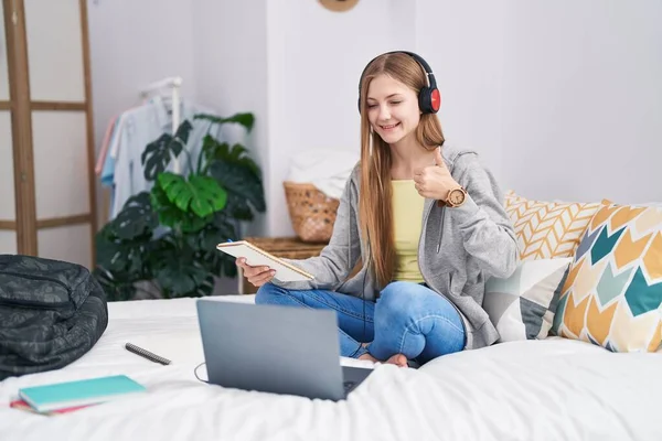 Genç Beyaz Kadın Dizüstü Bilgisayarla Çalışıyor Mutlu Pozitif Gülümsüyor Başparmağıyla — Stok fotoğraf