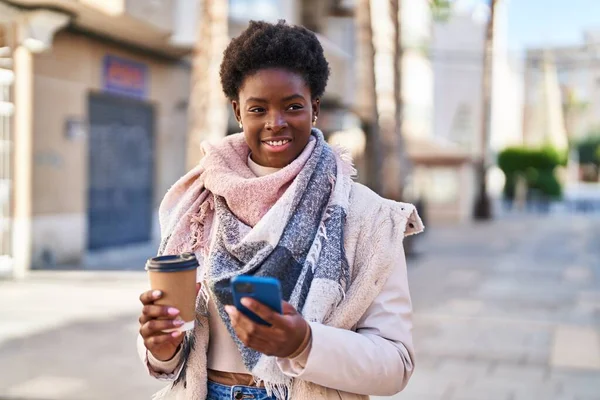 Mujer Afroamericana Usando Smartphone Bebiendo Café Calle — Foto de Stock