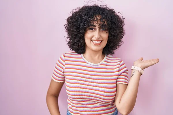 Joven Mujer Oriente Medio Pie Sobre Fondo Rosa Sonriente Alegre —  Fotos de Stock