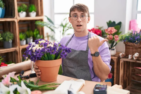 Caucasian Blond Man Working Florist Shop Surprised Pointing Hand Finger — Stock Photo, Image